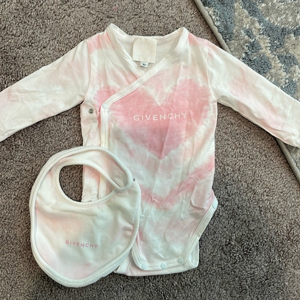 Newborn Givenchy longsleeve Snap with bib and box